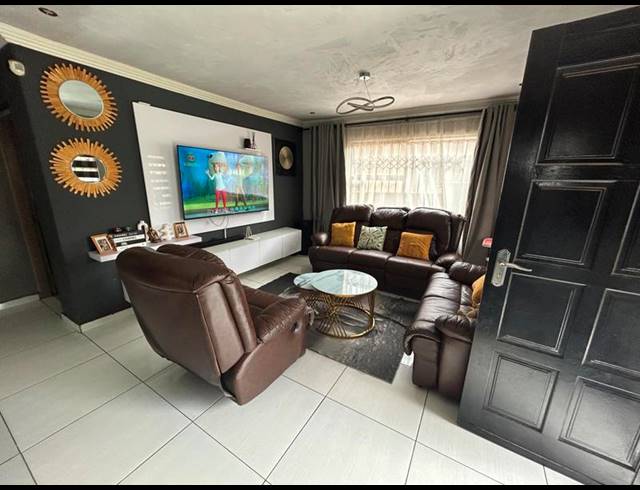 3 BEDROOM HOUSE FOR SALE IN BLUE HILLS